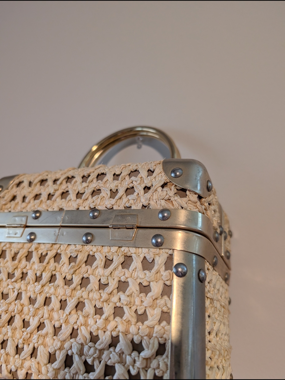 Vintage Beige Leather Shoulder Bag with Zip Pocket - Picture 3 of 15